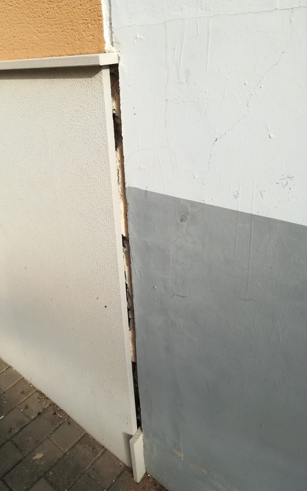 Estat en que ha quedat una de les parets del poble a causa de les balonades.